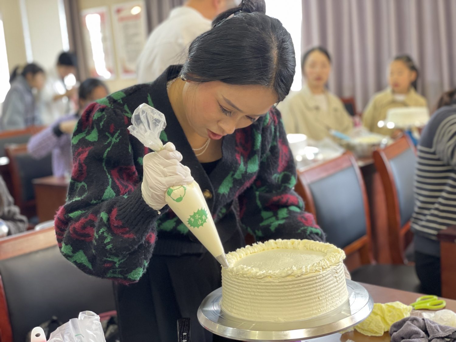 龙港春华联合中山社区开展蛋糕裱花制作专项技能培训