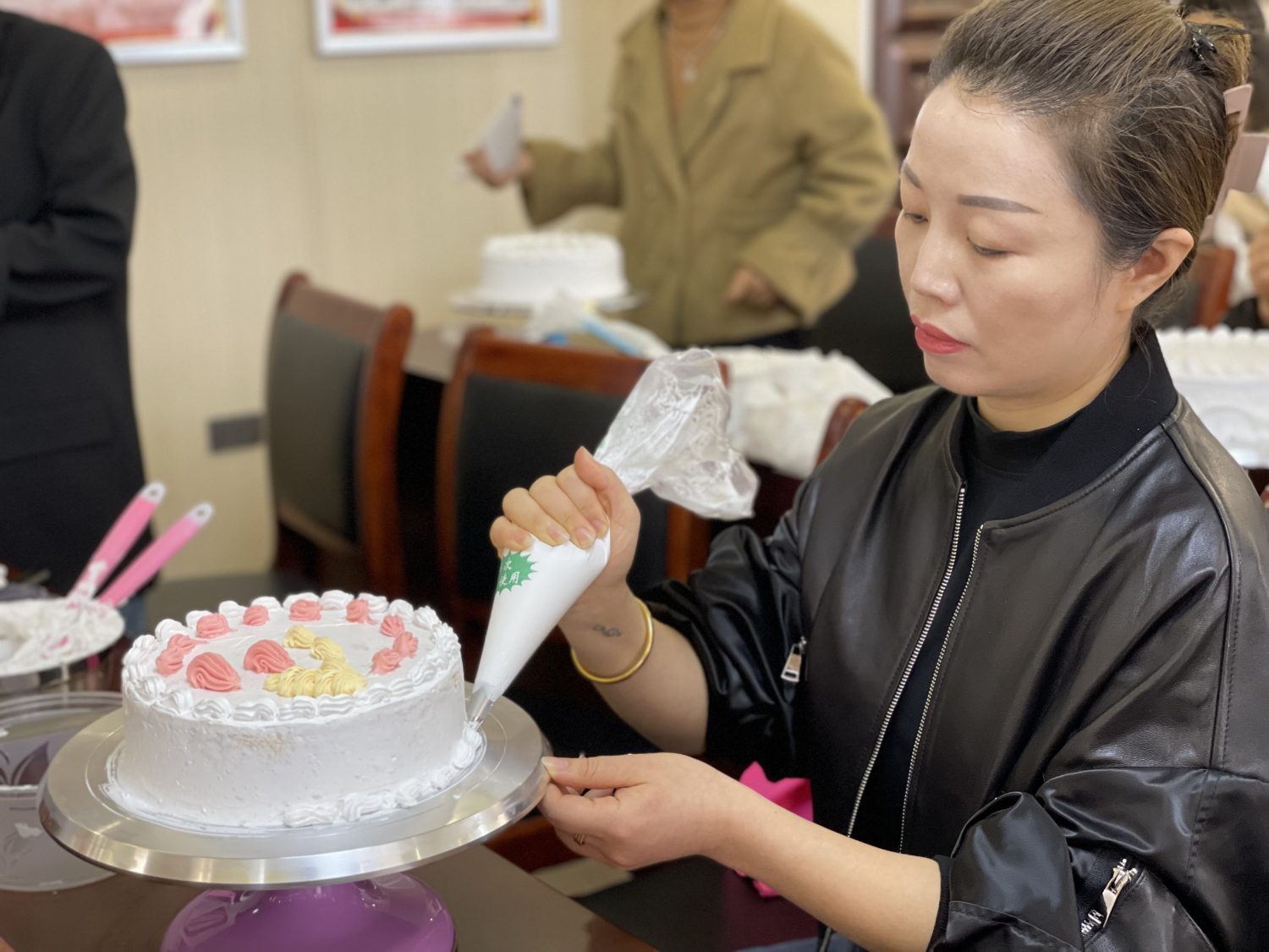 龙港春华联合中山社区开展蛋糕裱花制作专项技能培训